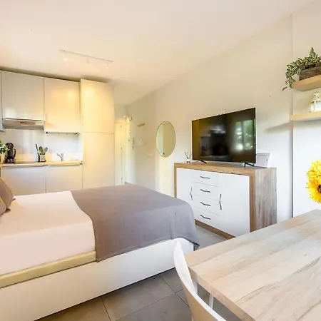 Studio, Center By 10tosea *